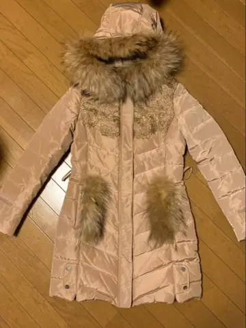 베이지 다운 자켓 레이스 장식