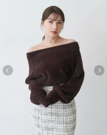 다크 퍼플 오프숄더 니트