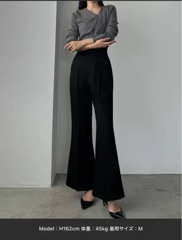 Louere 블랙 백 슬릿 플레어 팬츠 사이즈 M