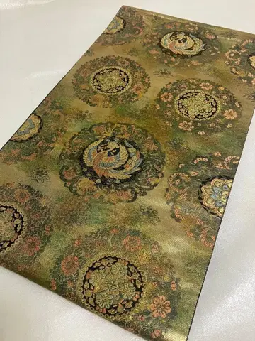 아름다운 골드 컬러 꽃무늬와 새의 후쿠로 오비 육통 무늬