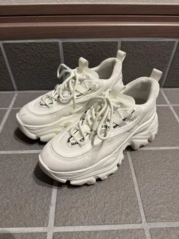 스티브 매든 통굽 화이트 스니커즈