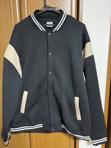 바시티 자켓 스타일 자켓 블랙/베이지