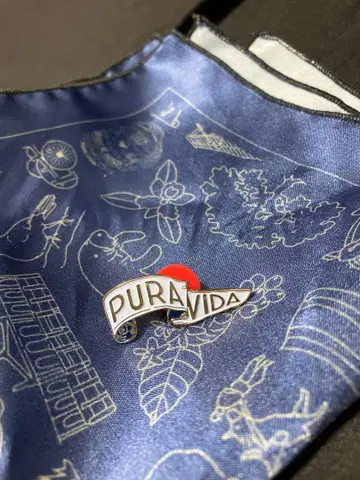 코스타리카 포켓 치프와 핑 브로치 PURA VIDA 문자