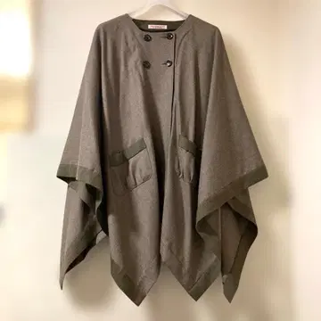 Himitsukiti 버튼 포함 브라운 판초