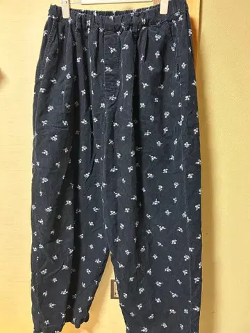 꽃무늬 헐렁한 턱 테이퍼드 팬츠 네이비