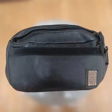 master-piece 블랙 가죽 바디백