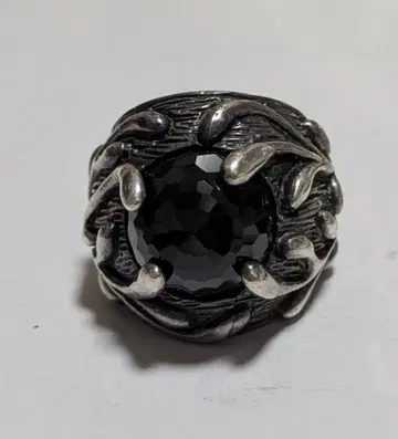 반지 Ugo Cacciatori