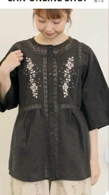 사만사 모스모스 꽃 자수 절개 블라우스