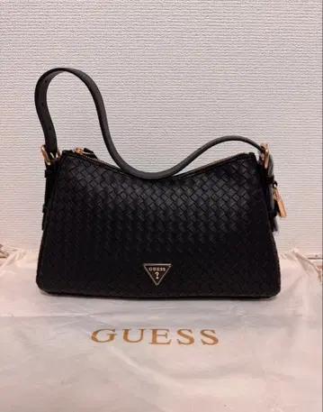 GUESS 블랙 숄더백