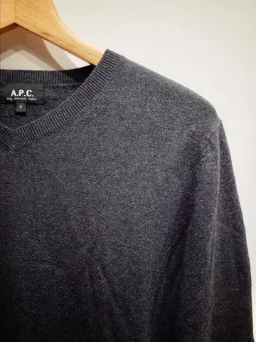 [ A.P.C. ] V넥 니트 S 사이즈