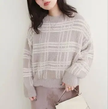 [ 새상품급 ] Natural couture 라인 체크 페더 니트 스웨터