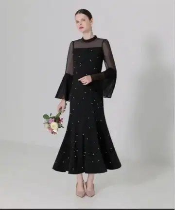 펄 비쥬가 달린 머메이드 실루엣 원피스