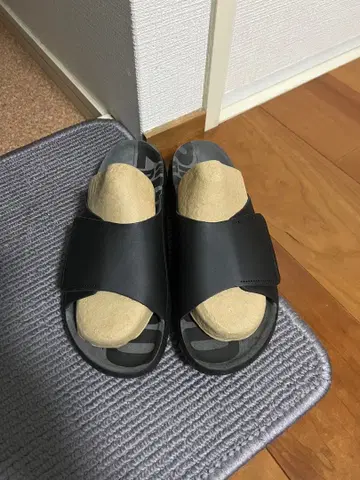 ECCO 블랙 샌들 (구매 가격 19800엔)