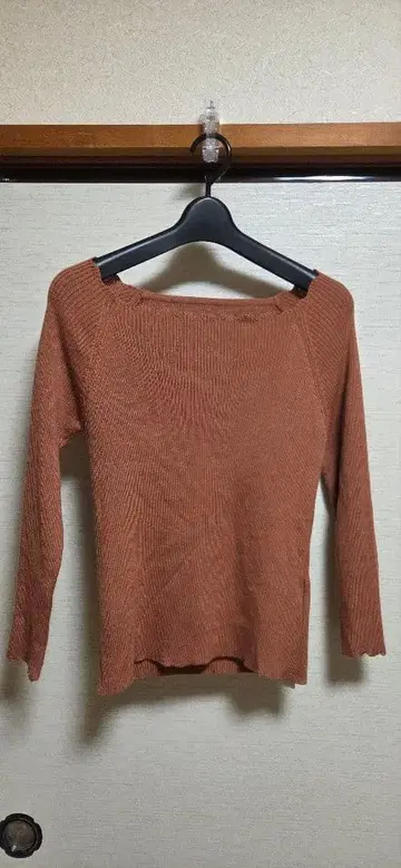 STRAWBERRY FIELDS 브라운 니트 긴팔 스캘럽 넥