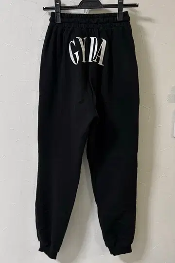 GYDA EMBROIDERY 맨투맨 조거 팬츠