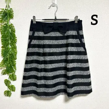 인디비 S 플레어 스커트 블랙과 그레이 스트라이프 리본 포함