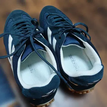 네이비 스웨이드 로우컷 스니커즈