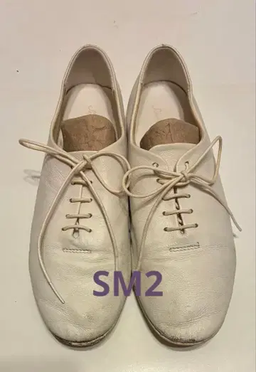 SM2 화이트 가죽 신발