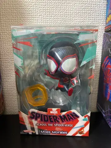 코스베이비 마일즈 모랄레스