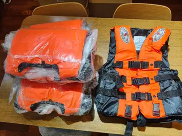 구명 조끼 L 사이즈 x 2, M 사이즈 x 2