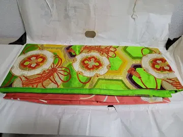 전통적인 일본풍 패턴의 오비와 기모노 세트