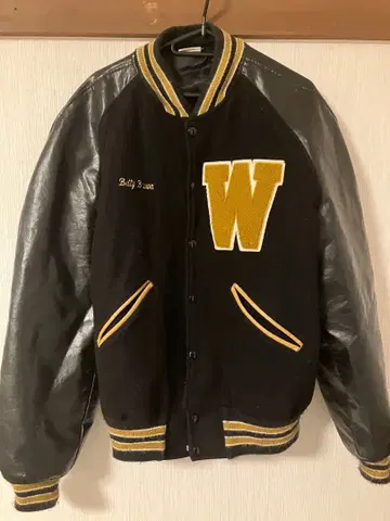 바시티 자켓 블랙/금 W로고 Betty Brown