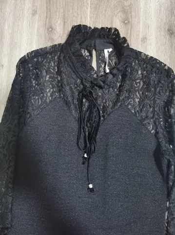 레이스 장식의 블랙 긴팔 원피스