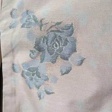 새상품에 가까운 핑크색 바탕에 장미꽃이 짜여 있습니다. 기장 163cm