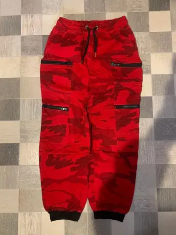 L 사이즈 레드 카모 무늬 워크 팬츠