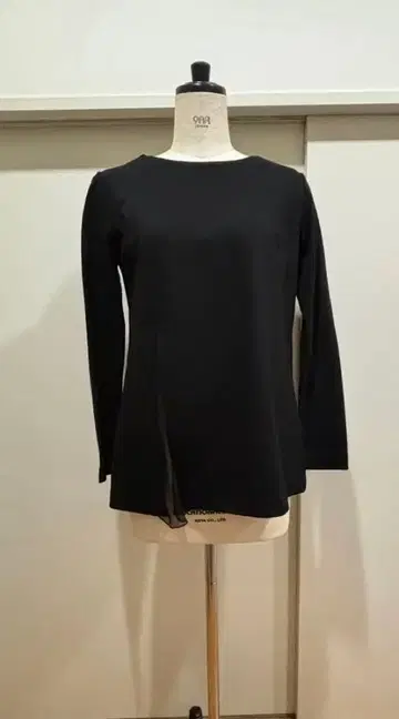 블랙 긴팔 상의 슬릿 포함