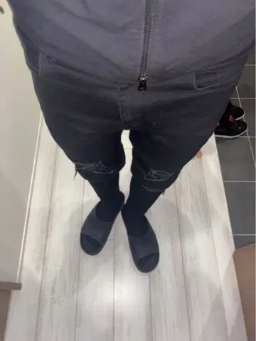 블랙 데님 팬츠 데미지 가공