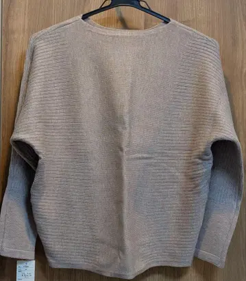 베이지 리브 긴팔 니트