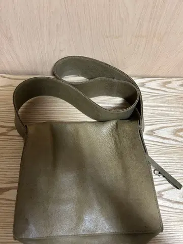 올리브 그린 가죽 숄더백