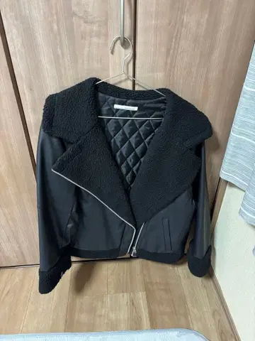 블랙 무스탕 코트 지퍼 포함