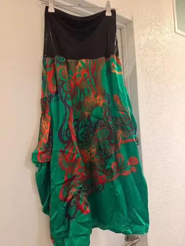 요캉 원색 그린 광택 있음 롱 스커트