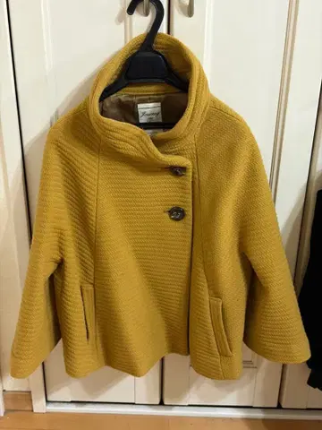 머스타드 컬러 더블 버튼 코트