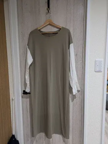 fifth 올리브 그린 화이트 긴팔 티셔츠 원피스 프릴 소매