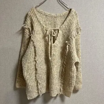 프린지 장식 베이지 니트 스웨터