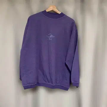 보라색 자수 크루넥 트레이닝복