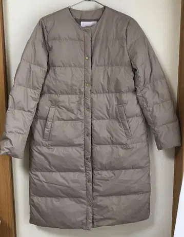 오페크 도트 클립 뮬러 다운 노카라 롱 코트 베이지