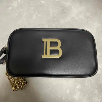 블랙 가죽 파우치 골드 로고 포함