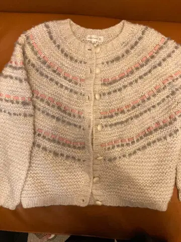 크림색 니트 가디건