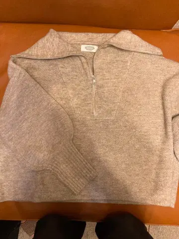 그레이 하이넥 니트 스웨터