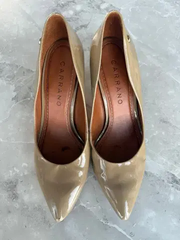 [ CARRANO ] 포인트 레더 펌프스 카라노 힐 베이지 힐