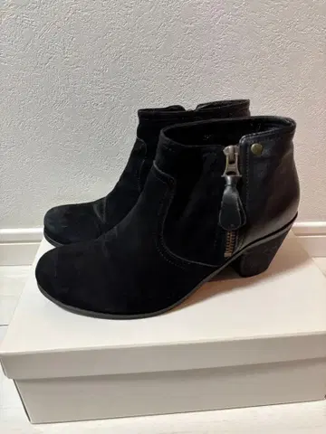 블랙 스웨이드 앵클부츠 지퍼 포함