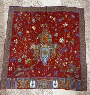 yoshie inaba 홍차색 스카프 코끼리와 꽃 무늬