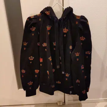 왕관 프린트 후드 부착 후드티