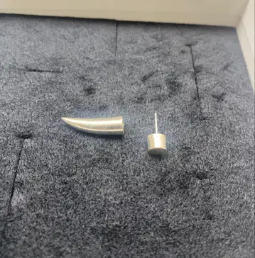 실버 뾰족한 디자인 한쪽 귀걸이