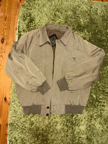 카키색 지퍼 달린 점퍼