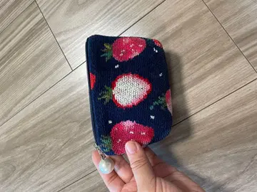 페이러 딸기 무늬 네이비 파우치